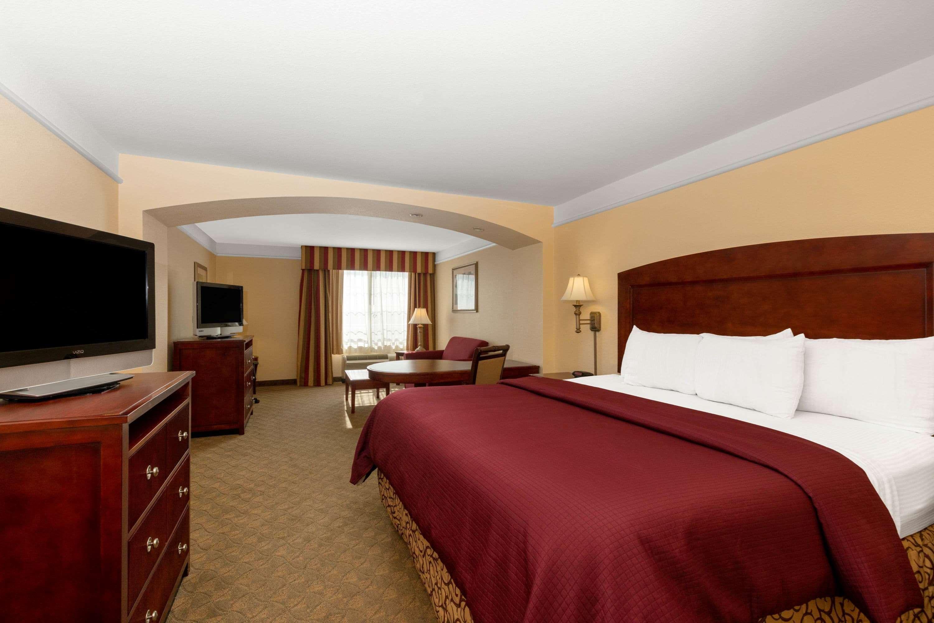 La Quinta By Wyndham Dodge City Bagian luar foto