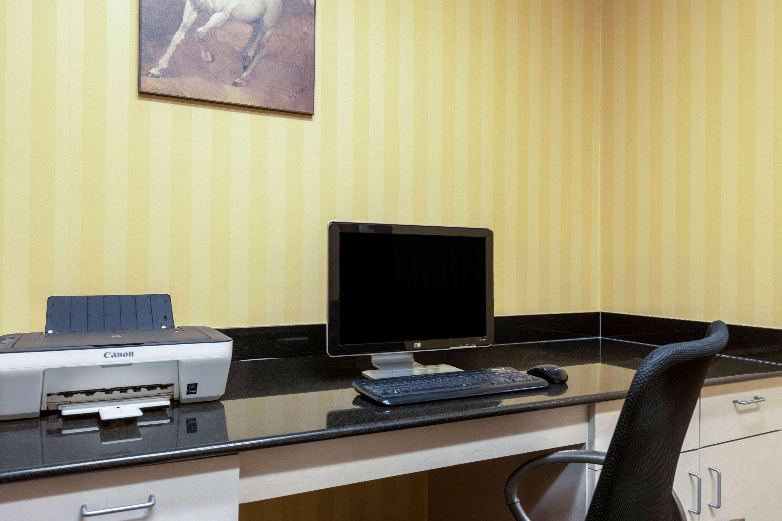 La Quinta By Wyndham Dodge City Bagian luar foto