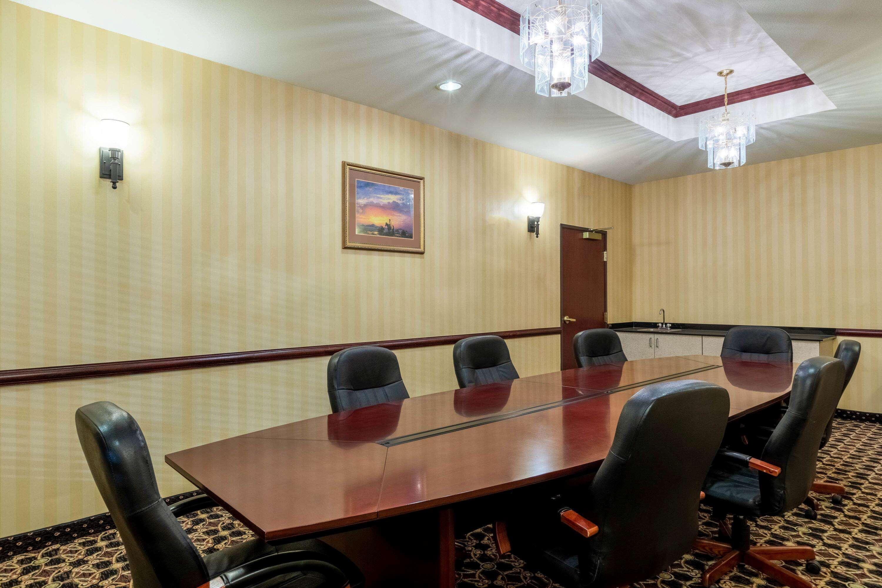 La Quinta By Wyndham Dodge City Bagian luar foto