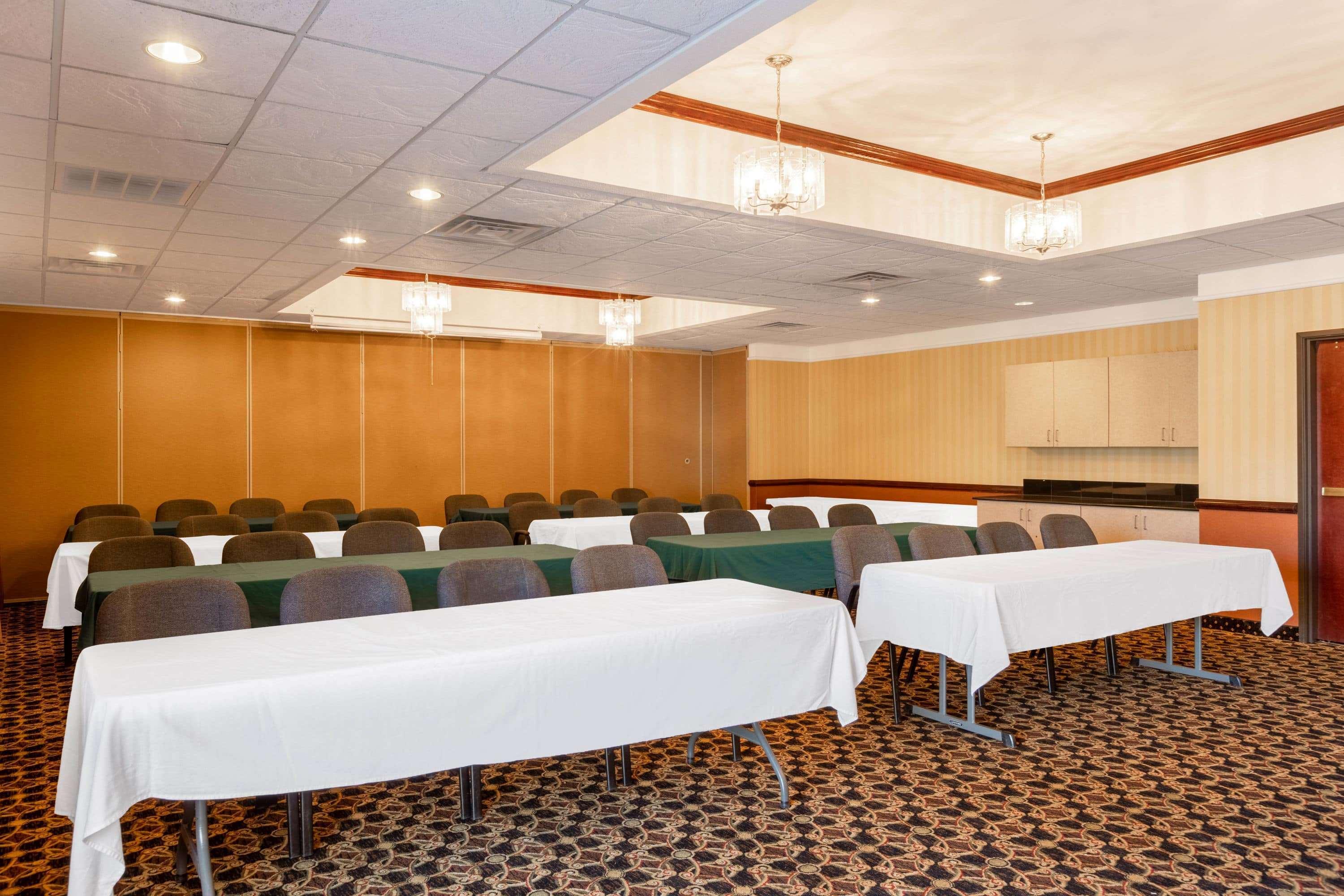 La Quinta By Wyndham Dodge City Bagian luar foto