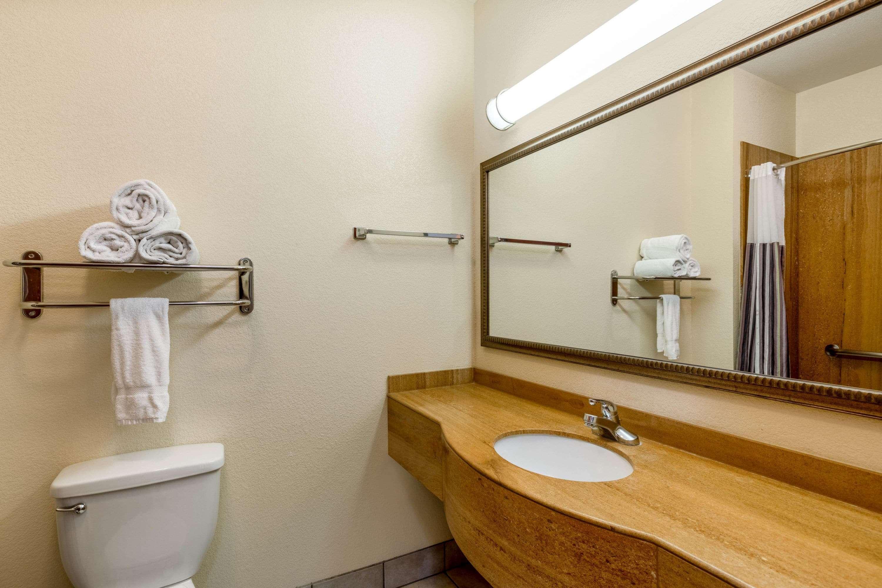 La Quinta By Wyndham Dodge City Bagian luar foto