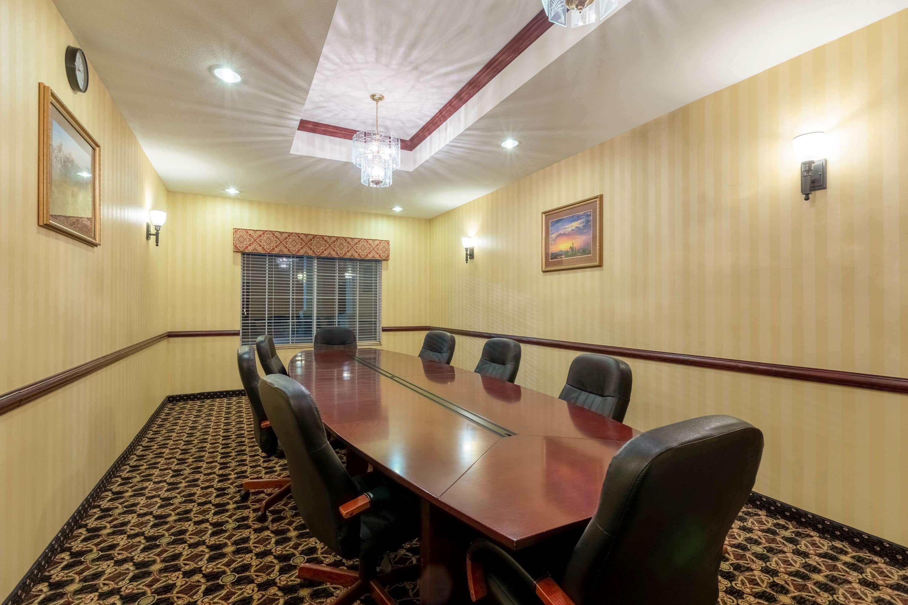 La Quinta By Wyndham Dodge City Bagian luar foto