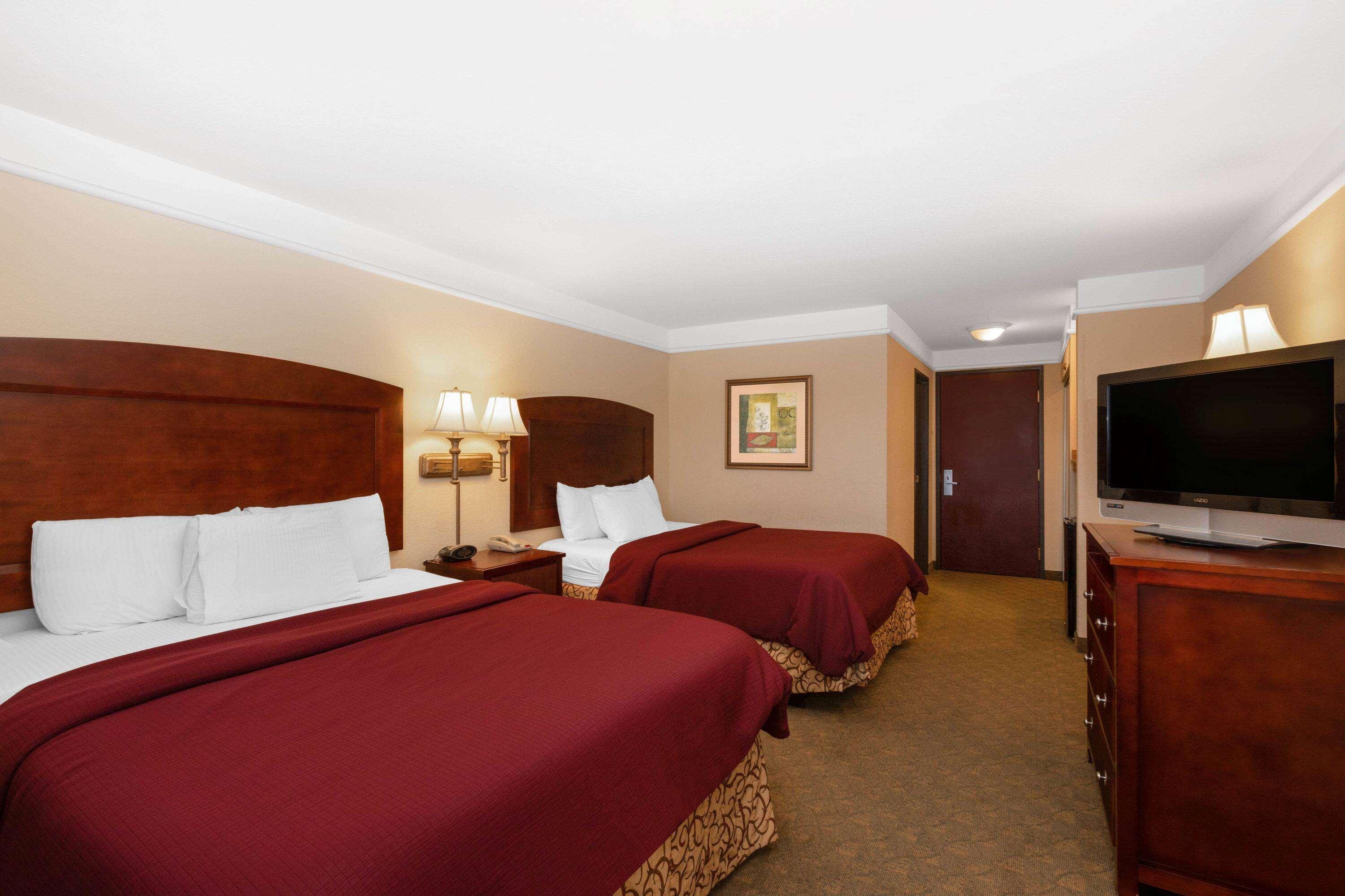 La Quinta By Wyndham Dodge City Bagian luar foto