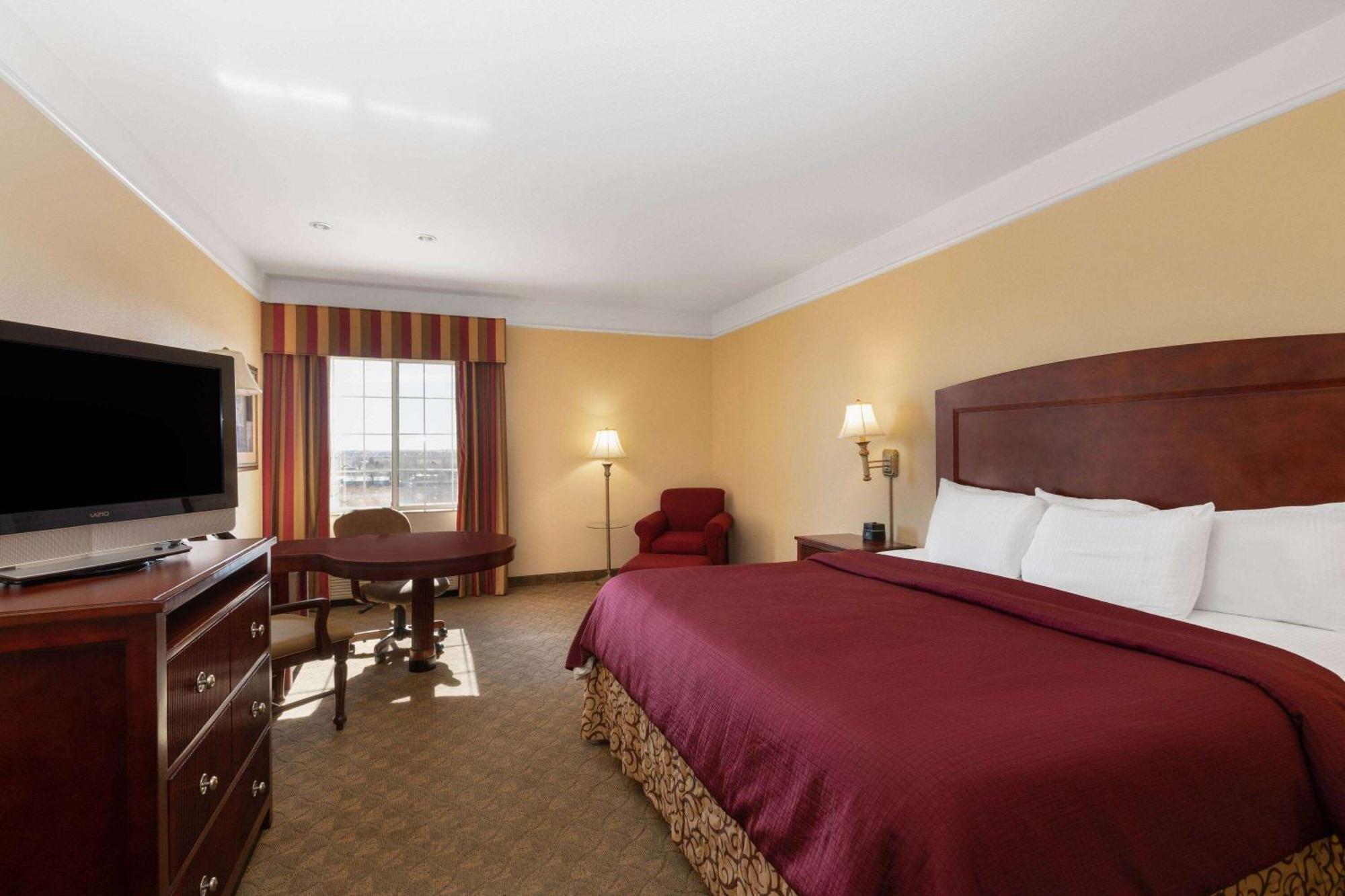 La Quinta By Wyndham Dodge City Bagian luar foto